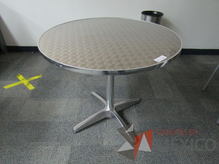 Lote 455 - Mesa circular con base metálica y cubierta color gris