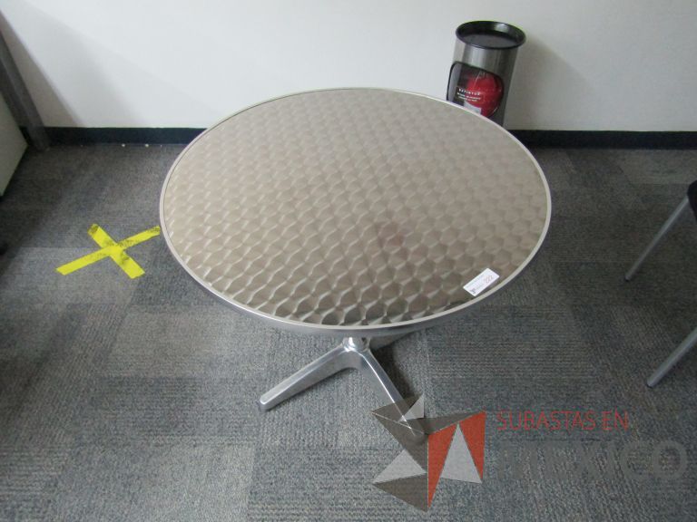 Lote 455 - Mesa circular con base metálica y cubierta color gris - Imagen 3