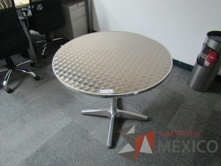 Lote 455 - Mesa circular con base metálica y cubierta color gris - Imagen 4