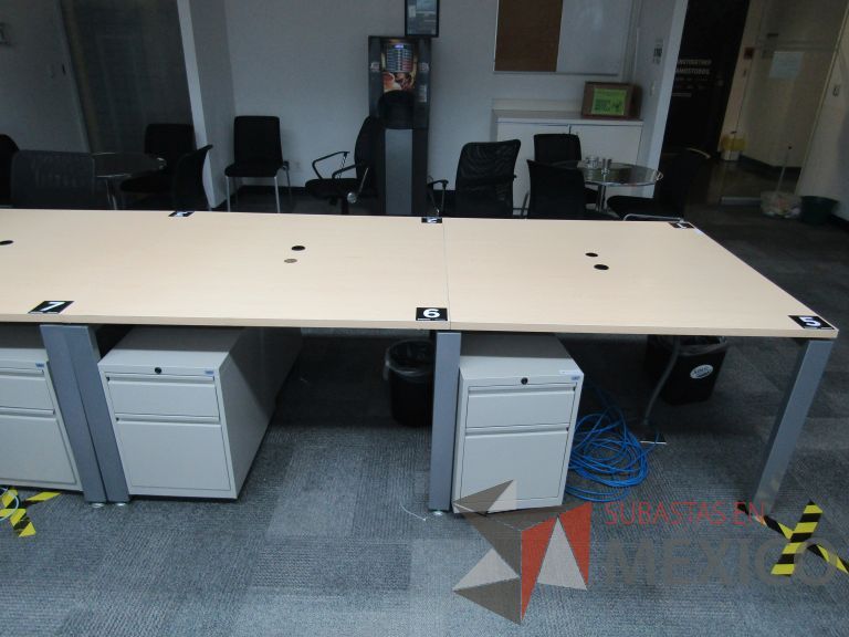Lote 036 - Mesa de trabajo, estructura metálica y cubierta color madera con orificios para cable - Imagen 2
