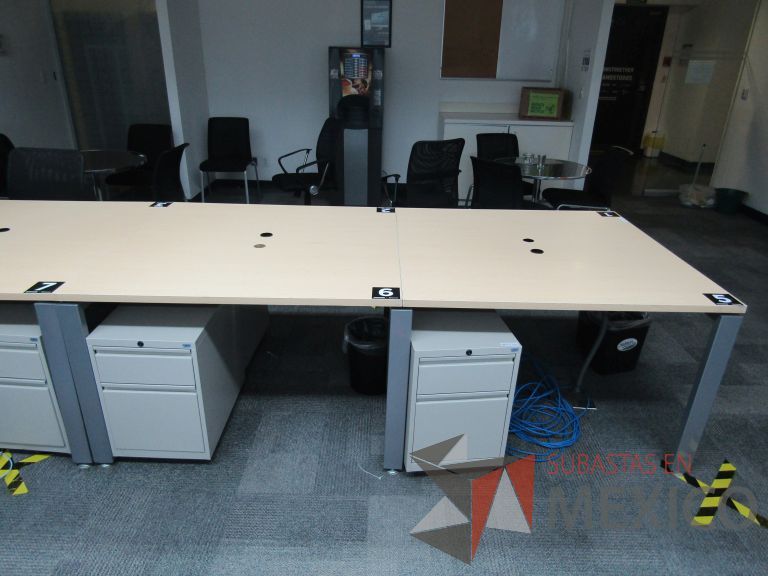 Lote 118 - Mesa de trabajo, estructura metálica y cubierta color madera con orificios para cable - Imagen 3