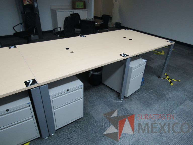 Lote 036 - Mesa de trabajo, estructura metálica y cubierta color madera con orificios para cable - Imagen 4