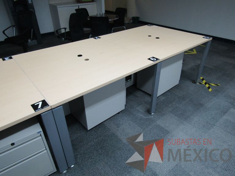 Lote 036 - Mesa de trabajo, estructura metálica y cubierta color madera con orificios para cable