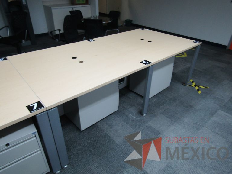 Lote 036 - Mesa de trabajo, estructura metálica y cubierta color madera con orificios para cable - Imagen 5