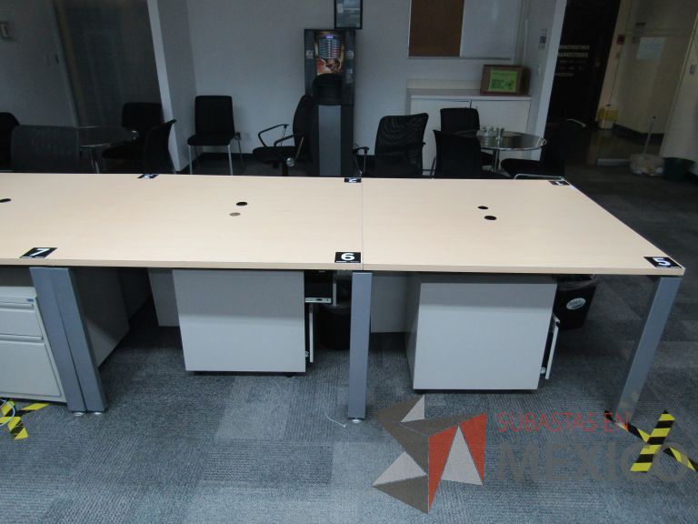 Lote 036 - Mesa de trabajo, estructura metálica y cubierta color madera con orificios para cable - Imagen 6