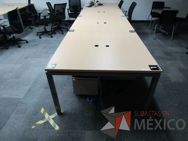 Lote 036 - Mesa de trabajo, estructura metálica y cubierta color madera con orificios para cable - Imagen 7
