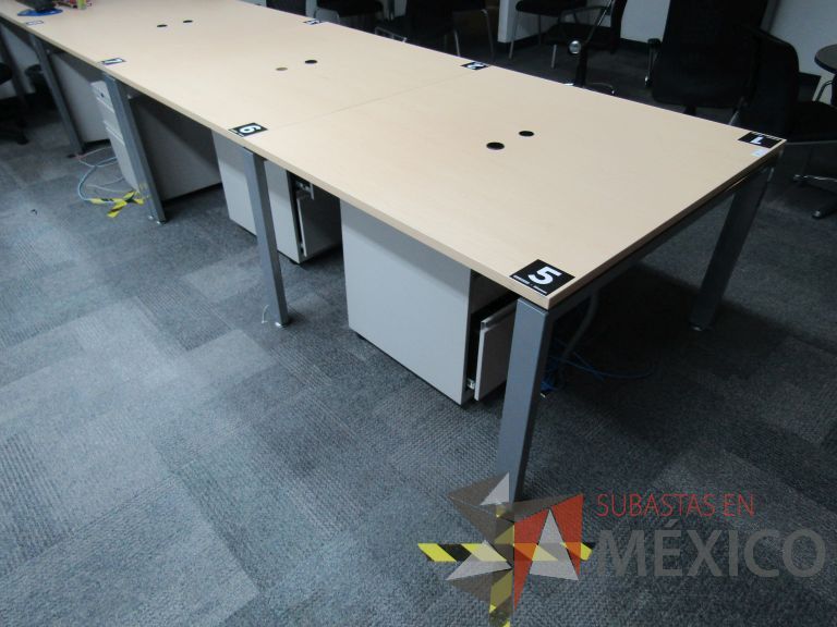 Lote 036 - Mesa de trabajo, estructura metálica y cubierta color madera con orificios para cable - Imagen 8