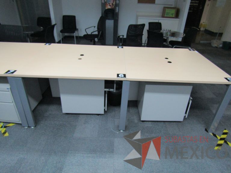 Lote 036 - Mesa de trabajo, estructura metálica y cubierta color madera con orificios para cable - Imagen 9