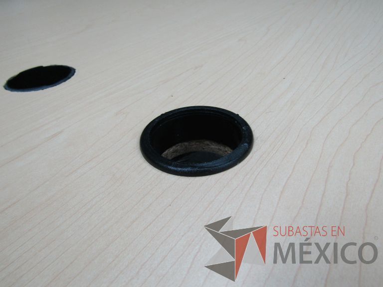 Lote 036 - Mesa de trabajo, estructura metálica y cubierta color madera con orificios para cable - Imagen 11