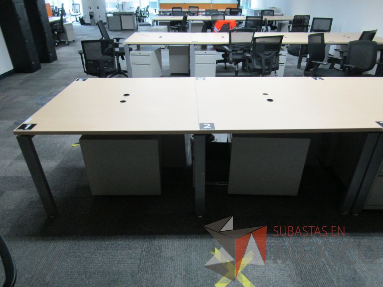Lote 036 - Mesa de trabajo, estructura metálica y cubierta color madera con orificios para cable - Imagen 12