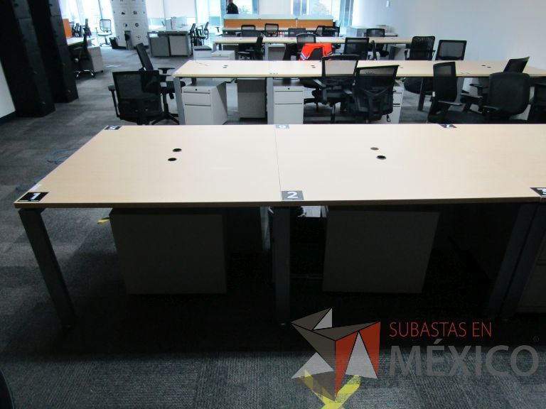 Lote 036 - Mesa de trabajo, estructura metálica y cubierta color madera con orificios para cable - Imagen 13