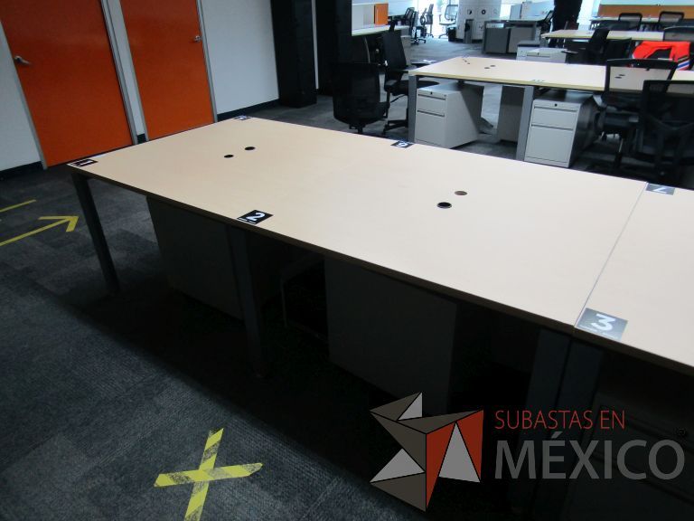 Lote 036 - Mesa de trabajo, estructura metálica y cubierta color madera con orificios para cable - Imagen 14
