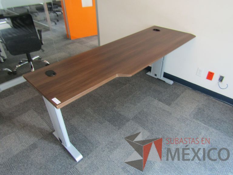 Lote 289 - Escritorio patas metálicas y cubierta color madera con orificios para cable