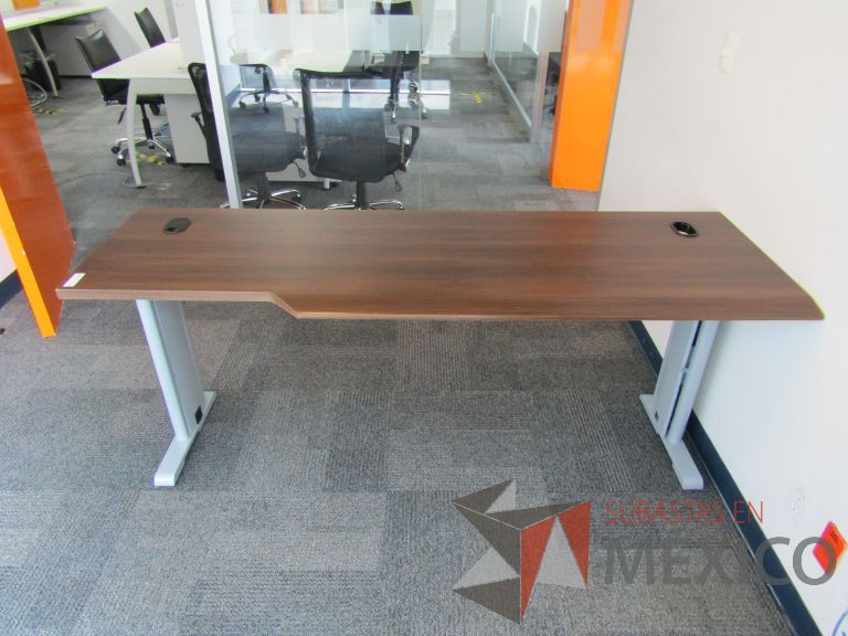 Lote 289 - Escritorio patas metálicas y cubierta color madera con orificios para cable - Imagen 3