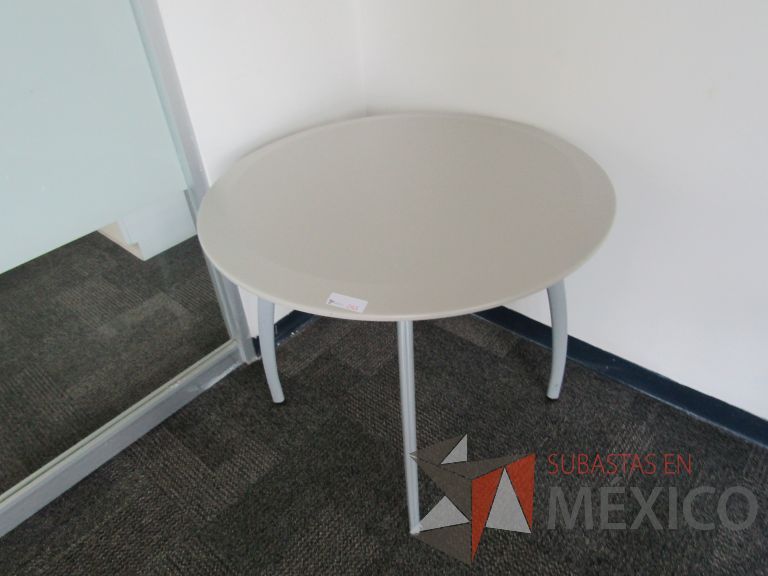 Lote 098 - Mesa circular, patas metálicas y cubierta color beige - Imagen 2