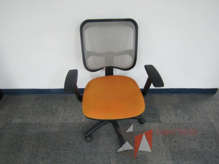 Lote 203 - 2 Sillas ejecutivas con ruedas, respaldo en malla y asiento en tela color naranja