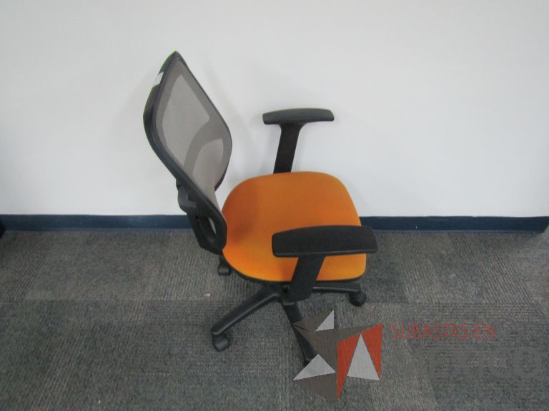 Lote 203 - 2 Sillas ejecutivas con ruedas, respaldo en malla y asiento en tela color naranja - Imagen 2