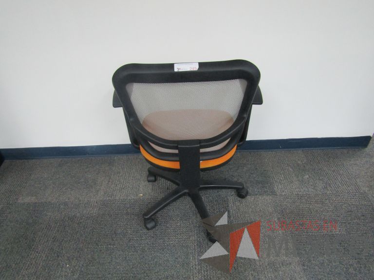 Lote 203 - 2 Sillas ejecutivas con ruedas, respaldo en malla y asiento en tela color naranja - Imagen 3