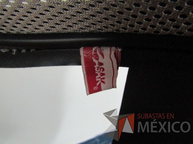 Lote 203 - 2 Sillas ejecutivas con ruedas, respaldo en malla y asiento en tela color naranja - Imagen 5