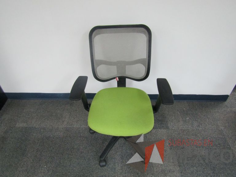 Lote 483 - 2 Sillas ejecutivas con ruedas, respaldo en malla y asiento en tela color verde