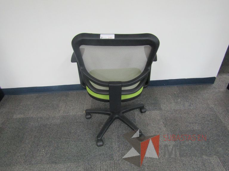 Lote 483 - 2 Sillas ejecutivas con ruedas, respaldo en malla y asiento en tela color verde - Imagen 5