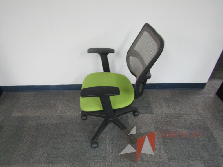 Lote 483 - 2 Sillas ejecutivas con ruedas, respaldo en malla y asiento en tela color verde - Imagen 2