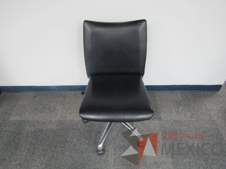 Lote 008 - 2 Sillas ejecutivas con ruedas, asiento y respaldo en piel color negro - Imagen 2