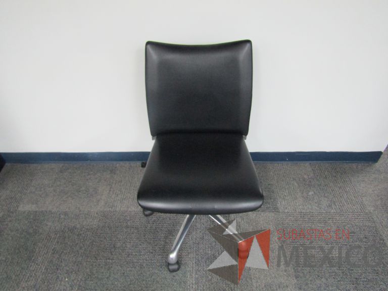 Lote 008 - 2 Sillas ejecutivas con ruedas, asiento y respaldo en piel color negro