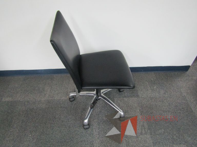 Lote 008 - 2 Sillas ejecutivas con ruedas, asiento y respaldo en piel color negro - Imagen 3