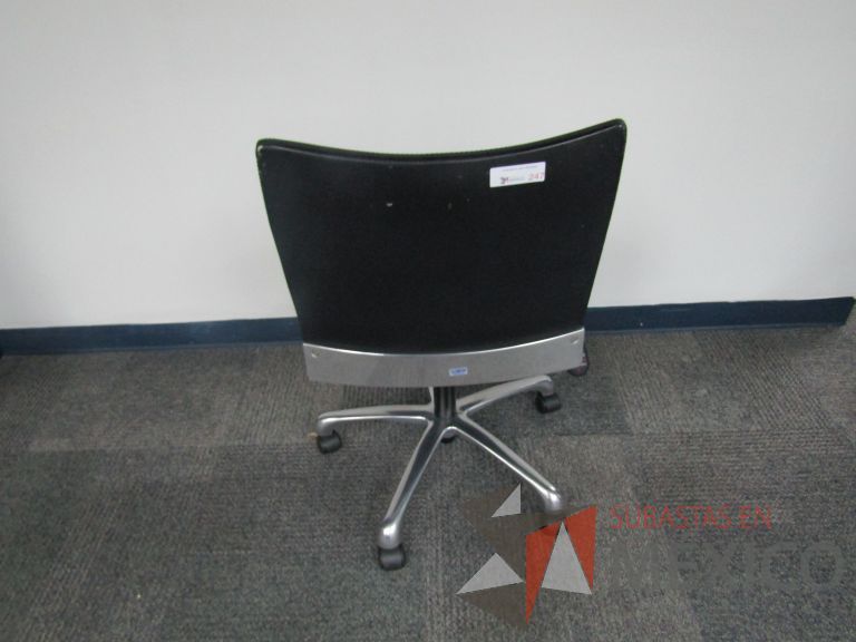 Lote 008 - 2 Sillas ejecutivas con ruedas, asiento y respaldo en piel color negro - Imagen 4