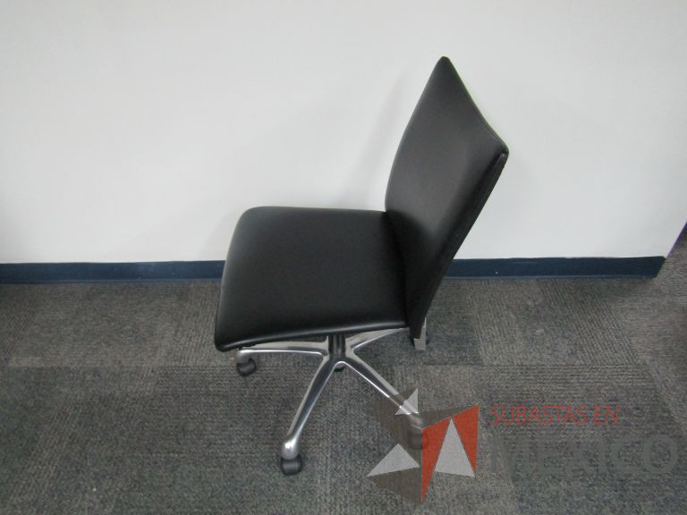 Lote 008 - 2 Sillas ejecutivas con ruedas, asiento y respaldo en piel color negro - Imagen 5