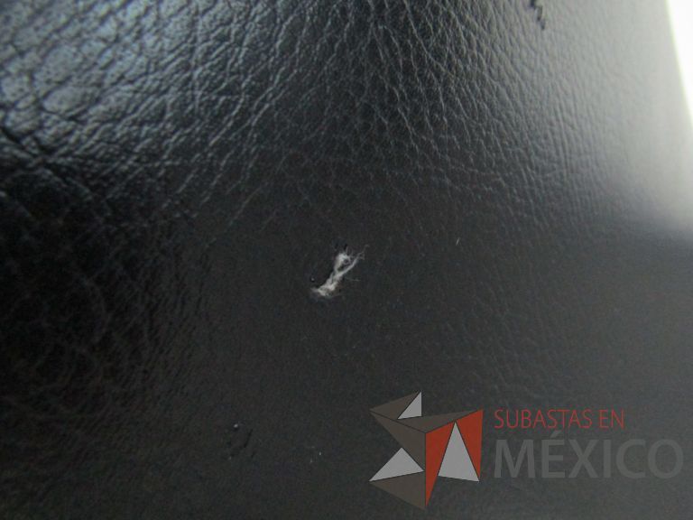 Lote 008 - 2 Sillas ejecutivas con ruedas, asiento y respaldo en piel color negro - Imagen 6