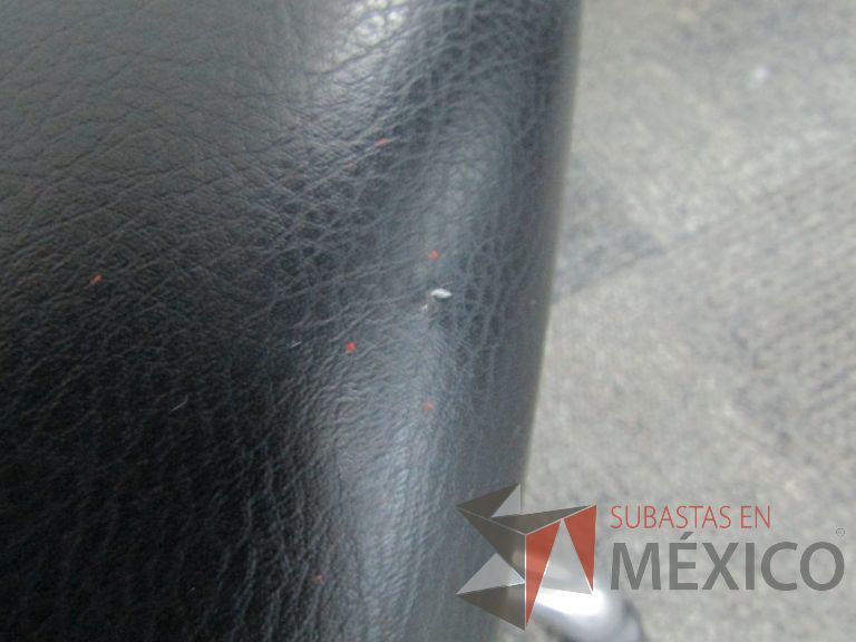 Lote 008 - 2 Sillas ejecutivas con ruedas, asiento y respaldo en piel color negro - Imagen 7