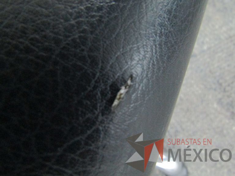 Lote 008 - 2 Sillas ejecutivas con ruedas, asiento y respaldo en piel color negro - Imagen 8