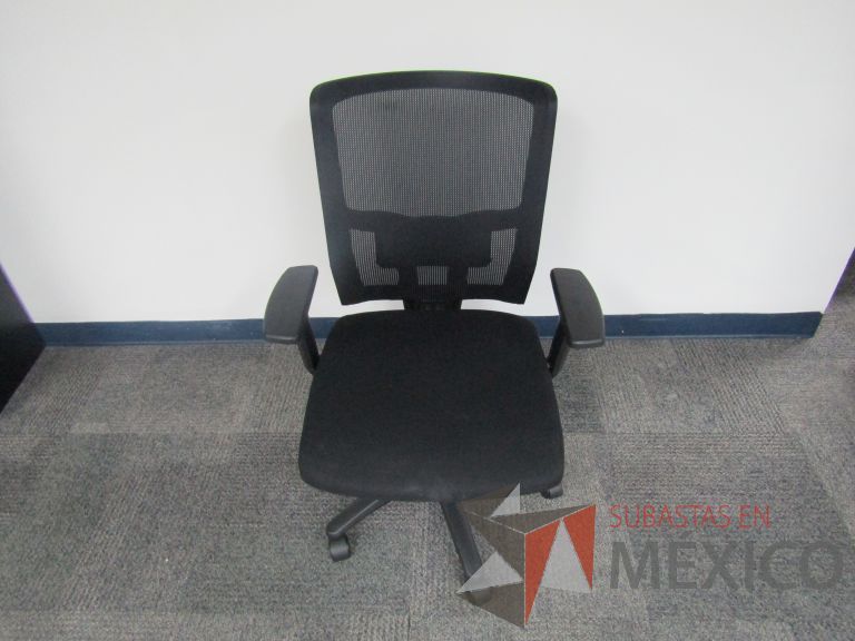 Lote 276 - Silla ejecutiva con ruedas, descansabrazos, respaldo en malla y asiento en tela color negro
