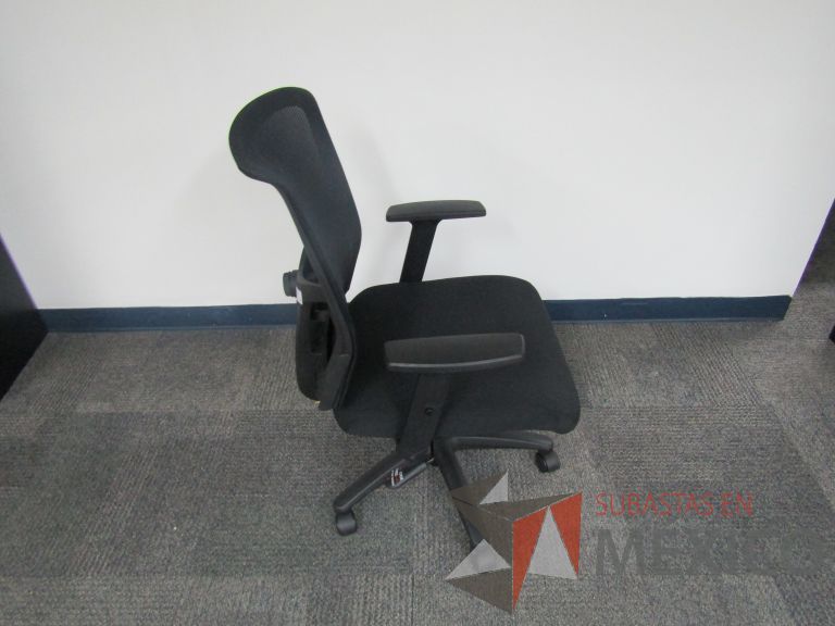 Lote 276 - Silla ejecutiva con ruedas, descansabrazos, respaldo en malla y asiento en tela color negro - Imagen 3