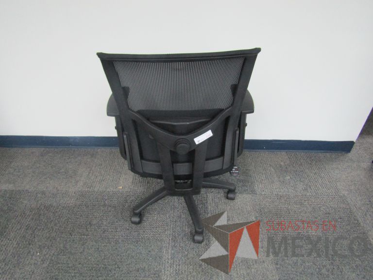 Lote 276 - Silla ejecutiva con ruedas, descansabrazos, respaldo en malla y asiento en tela color negro - Imagen 2