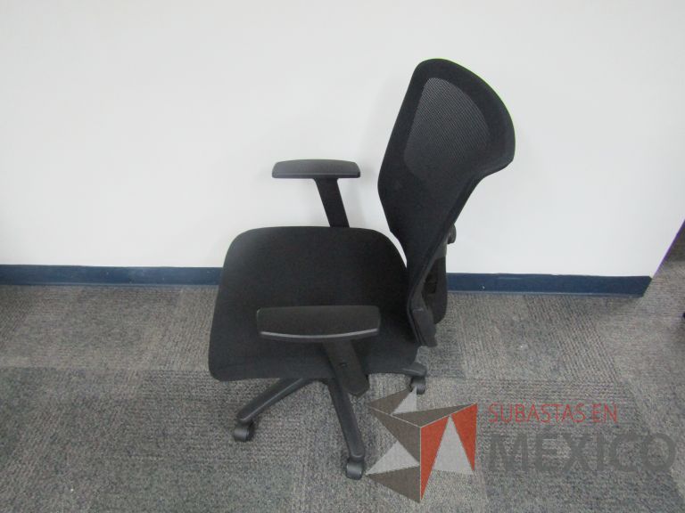 Lote 276 - Silla ejecutiva con ruedas, descansabrazos, respaldo en malla y asiento en tela color negro - Imagen 4