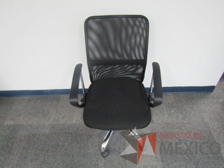 Lote 151 - 6 Sillas ejecutivas con ruedas, descansabrazos, respaldo en malla y asiento en tela color negro