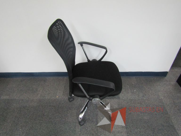 Lote 151 - 6 Sillas ejecutivas con ruedas, descansabrazos, respaldo en malla y asiento en tela color negro - Imagen 2