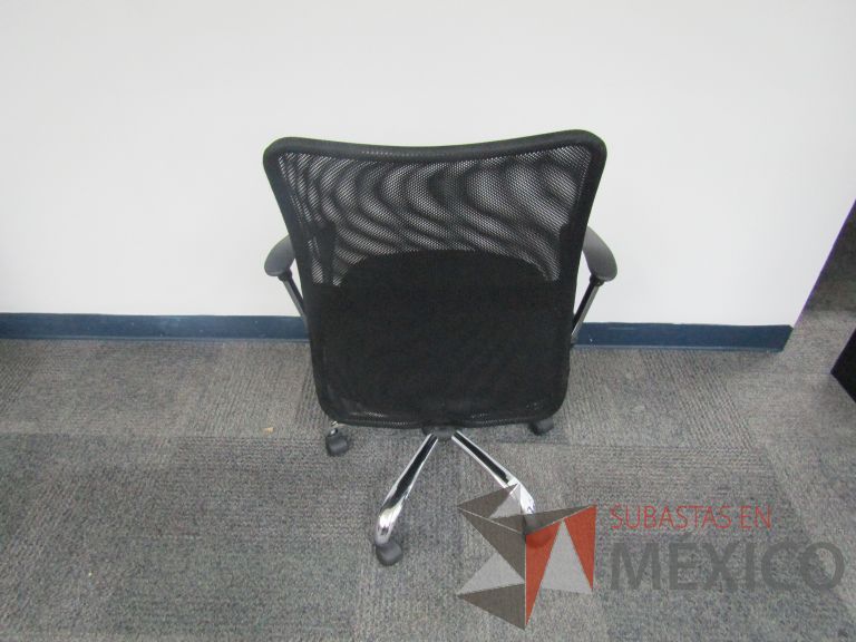 Lote 151 - 6 Sillas ejecutivas con ruedas, descansabrazos, respaldo en malla y asiento en tela color negro - Imagen 3