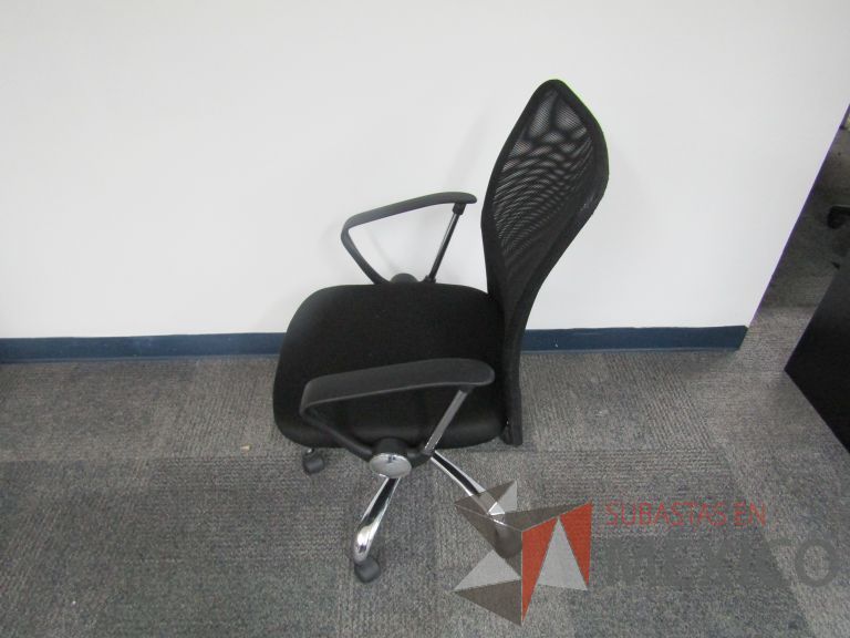 Lote 151 - 6 Sillas ejecutivas con ruedas, descansabrazos, respaldo en malla y asiento en tela color negro - Imagen 4
