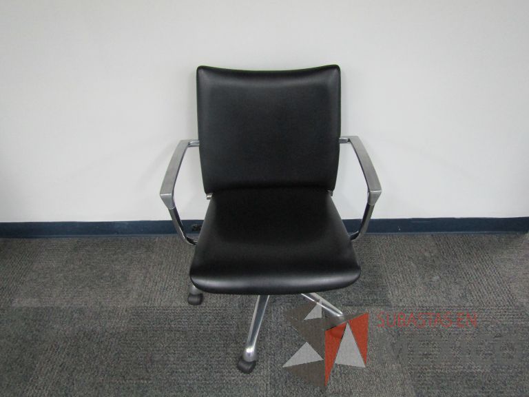 Lote 198 - Silla ejecutiva con ruedas, descansabrazos, asiento y respaldo en piel color negro
