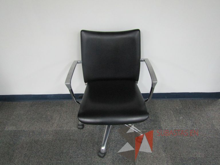 Lote 198 - Silla ejecutiva con ruedas, descansabrazos, asiento y respaldo en piel color negro - Imagen 3
