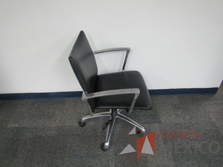 Lote 198 - Silla ejecutiva con ruedas, descansabrazos, asiento y respaldo en piel color negro - Imagen 2