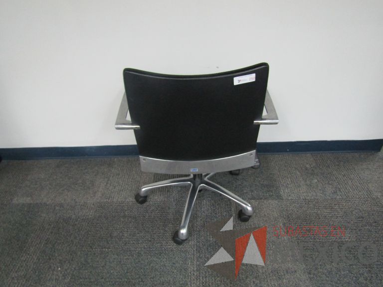 Lote 198 - Silla ejecutiva con ruedas, descansabrazos, asiento y respaldo en piel color negro - Imagen 4