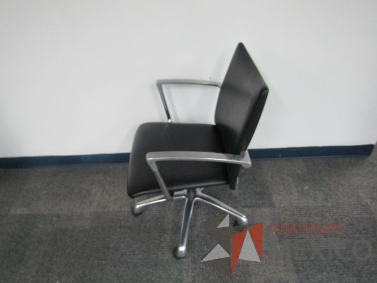 Lote 198 - Silla ejecutiva con ruedas, descansabrazos, asiento y respaldo en piel color negro - Imagen 5