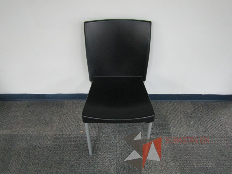 Lote 149 - 2 Sillas fijas, asiento y respaldo en plástico color negro - Imagen 5