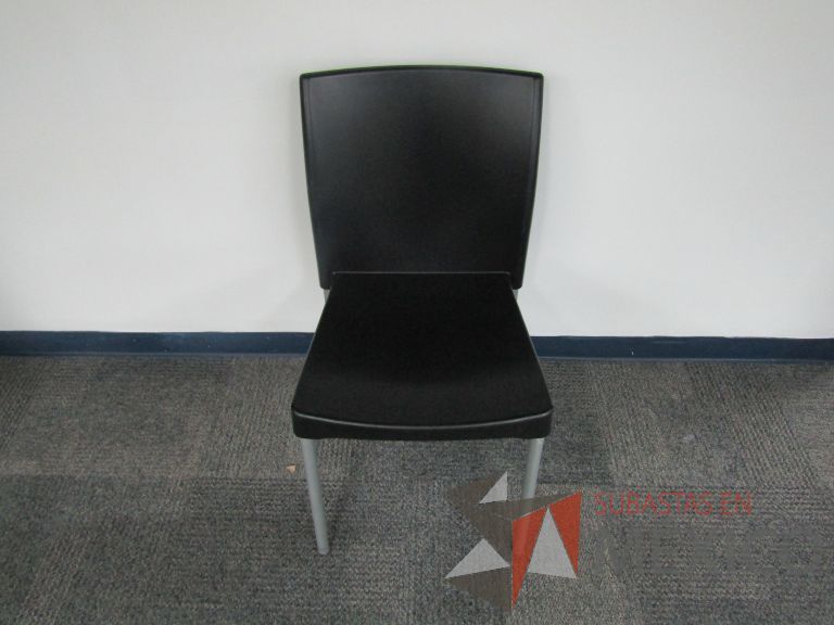 Lote 149 - 2 Sillas fijas, asiento y respaldo en plástico color negro