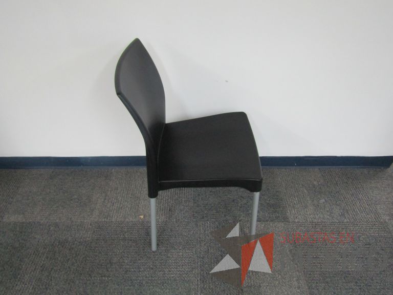 Lote 149 - 2 Sillas fijas, asiento y respaldo en plástico color negro - Imagen 3
